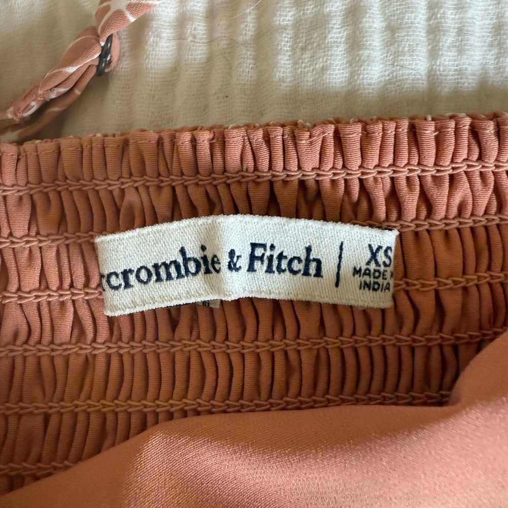 A & F Patterned Keyhole Top - Picture 3 of 3